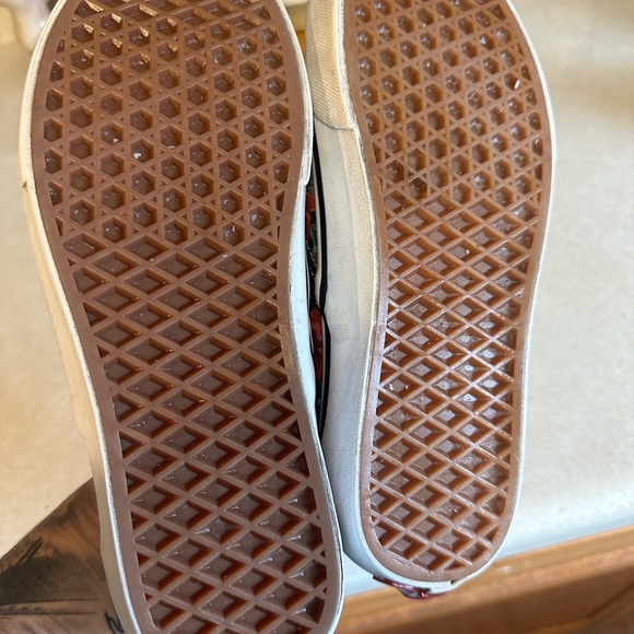 Vans Black and Red Floral and Skull Pattern Shoes - Picture 6 of 8